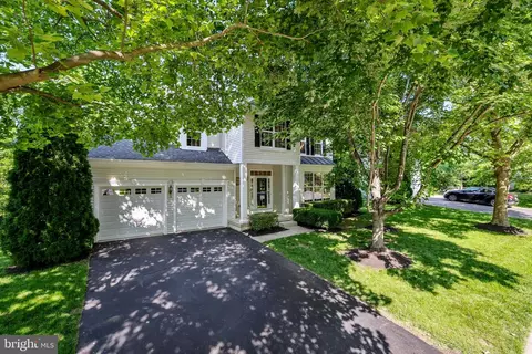 17542 Falls Pl, Round Hill, VA 20141