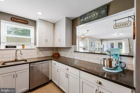 Kitchen - 20605 Cornstalk Ter #101, Ashburn, VA 20147 photo 4 of 6