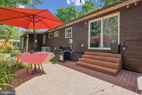 Exterior - 20 S James St, Hamilton, VA 20158 photo 3 of 8