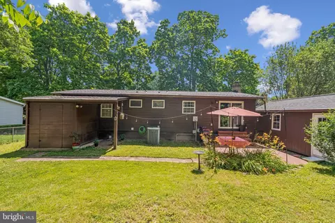 Exterior - 20 S James St, Hamilton, VA 20158 photo 5 of 8