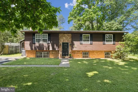 20 S James St, Hamilton, VA 20158