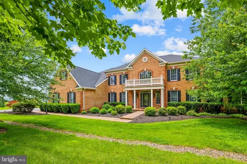 Exterior - 17567 Tobermory Pl, Leesburg, VA 20175 photo 2 of 11
