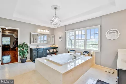 Bath - 17567 Tobermory Pl, Leesburg, VA 20175 photo 2 of 8