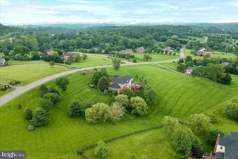 View/Area - 17567 Tobermory Pl, Leesburg, VA 20175 photo 4 of 8