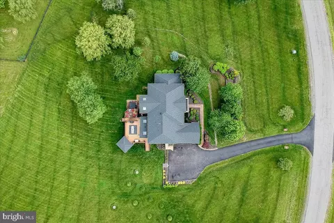 View/Area - 17567 Tobermory Pl, Leesburg, VA 20175 photo 6 of 8