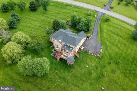 View/Area - 17567 Tobermory Pl, Leesburg, VA 20175 photo 5 of 8