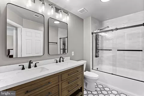 Bath - 43251 Brownstone Ct, Ashburn, VA 20147 photo 6 of 7