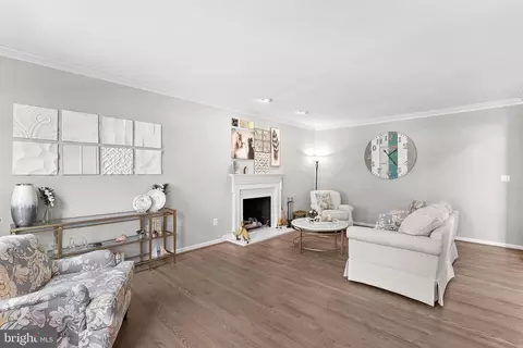 Living - 43251 Brownstone Ct, Ashburn, VA 20147 photo 2 of 3