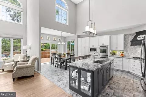 Kitchen - 43251 Brownstone Ct, Ashburn, VA 20147 photo 5 of 10