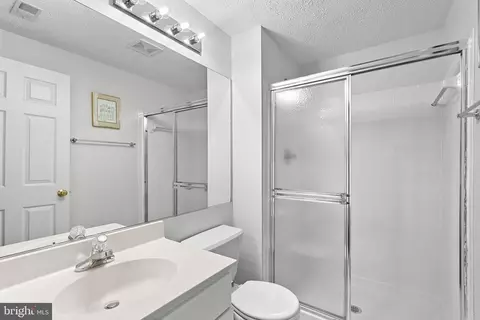 Bath - 43251 Brownstone Ct, Ashburn, VA 20147 photo 7 of 7