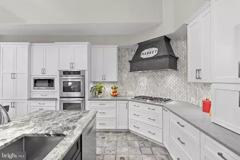 Kitchen - 43251 Brownstone Ct, Ashburn, VA 20147 photo 6 of 10