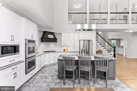 Kitchen - 43251 Brownstone Ct, Ashburn, VA 20147 photo 9 of 10