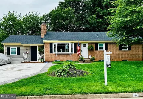 32 Hamilton Terrace Dr, Hamilton, VA 20158