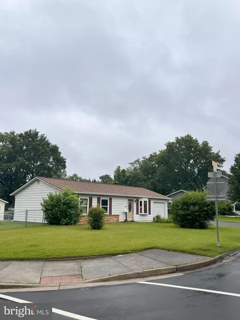 815 S Cypress Ct, Sterling, VA 20164