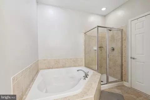 Bath - 20660 Sibbald Sq, Ashburn, VA 20147 photo 2 of 3