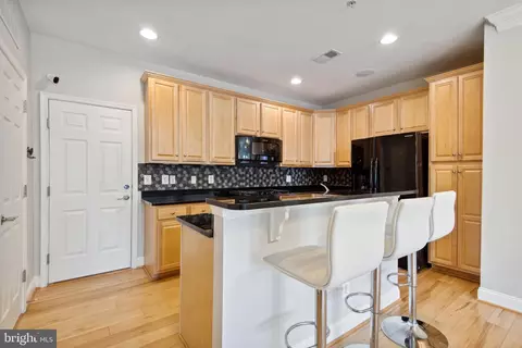Kitchen - 20660 Sibbald Sq, Ashburn, VA 20147 photo 2 of 4