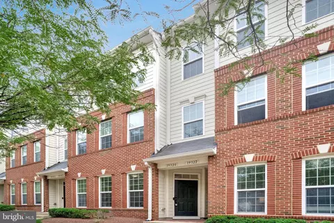 19320 Diamond Lake Dr, Leesburg, VA 20176