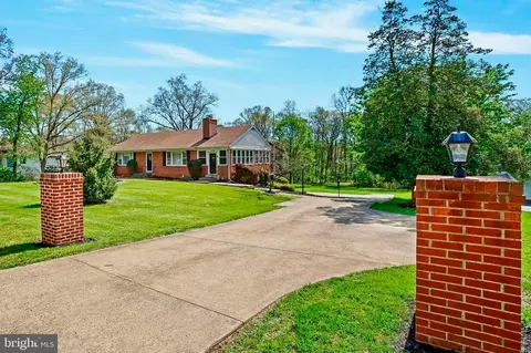 29 Cedar Dr, Sterling, VA 20164