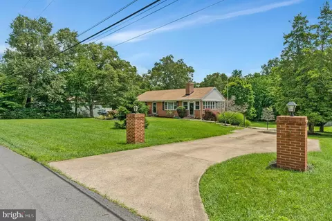 29 Cedar Dr, Sterling, VA 20164 photo 2