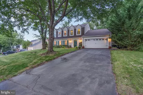 8 Moss Rd, Sterling, VA 20165 photo 2