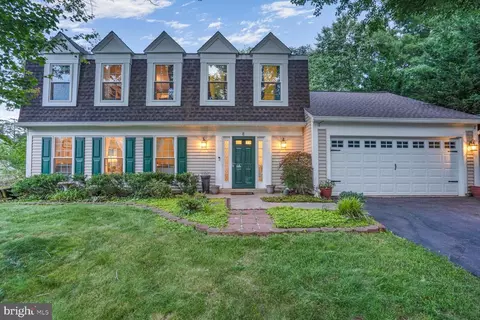8 Moss Rd, Sterling, VA 20165