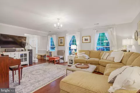 8 Moss Rd, Sterling, VA 20165 photo 4