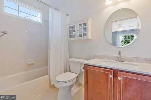 Bath - 43485 Foxgrove Ct, Ashburn, VA 20147 photo 2 of 4