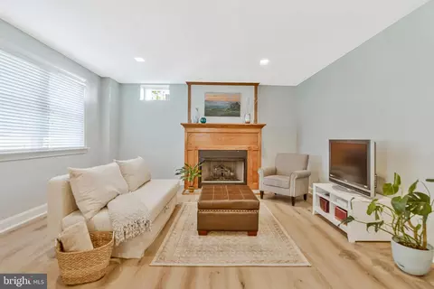 Living - 43485 Foxgrove Ct, Ashburn, VA 20147 photo 2 of 2