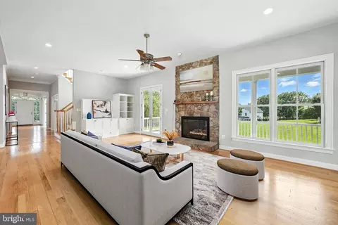 Living - 34844 Apple Pride Ct, Round Hill, VA 20141 photo 4 of 4