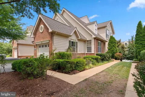19608 Edgemont Sq, Ashburn, VA 20147 photo 2