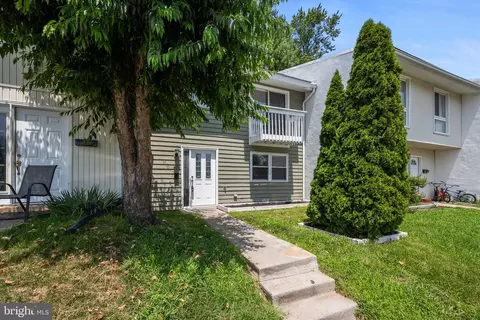 86 Sugarland Run Dr, Sterling, VA 20164