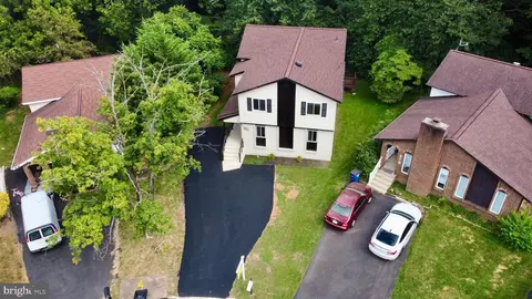 208 Keyes Ct, Sterling, VA 20164 photo 2