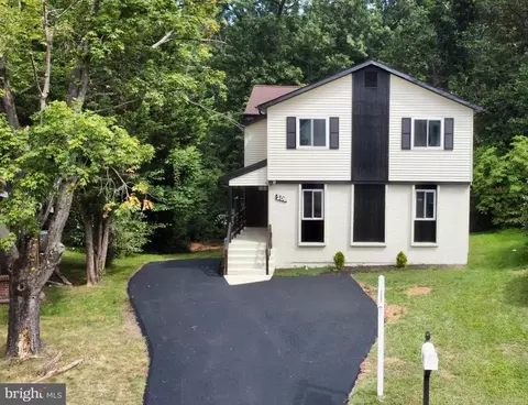 208 Keyes Ct, Sterling, VA 20164