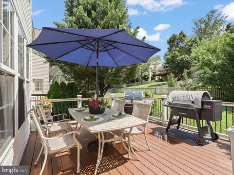 Exterior - 25530 Chilmark Dr, Chantilly, VA 20152 photo 3 of 11