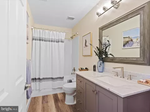 Bath - 25530 Chilmark Dr, Chantilly, VA 20152 photo 5 of 7
