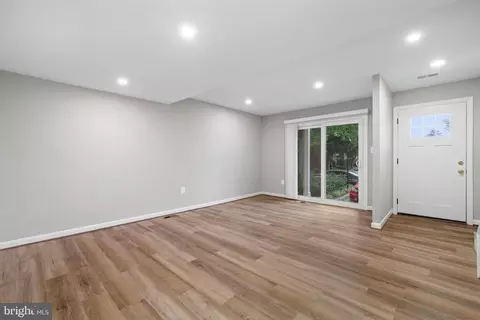 Living - 415 Argus Pl, Sterling, VA 20164 photo 2 of 6