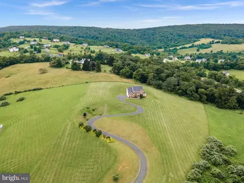 35396 Glencoe Ct, Round Hill, VA 20141