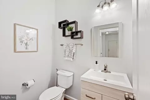 Bath - 42262 Sand Pine Pl, Chantilly, VA 20152 photo 1 of 7