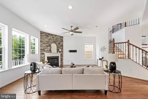 Living - 42262 Sand Pine Pl, Chantilly, VA 20152 photo 5 of 6