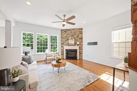 Living - 42262 Sand Pine Pl, Chantilly, VA 20152 photo 2 of 6