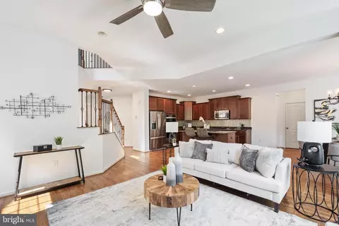 Living - 42262 Sand Pine Pl, Chantilly, VA 20152 photo 4 of 6