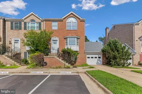 46609 Silhouette Sq, Sterling, VA 20164