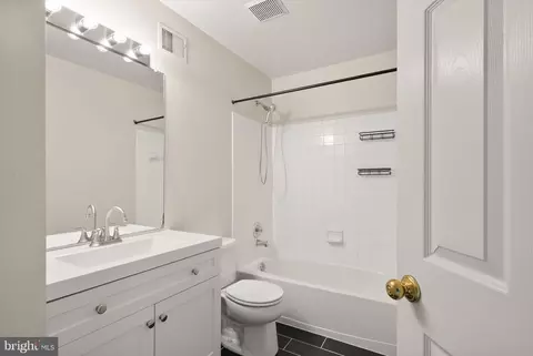 Bath - 21659 Frame Sq, Broadlands, VA 20148 photo 4 of 5