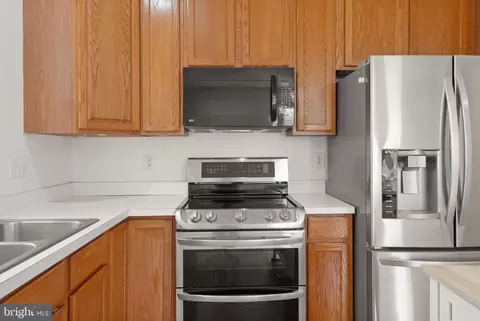 Kitchen - 21659 Frame Sq, Broadlands, VA 20148 photo 3 of 4
