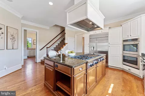 Kitchen - 15999 Hampton Rd, Hamilton, VA 20158 photo 7 of 8