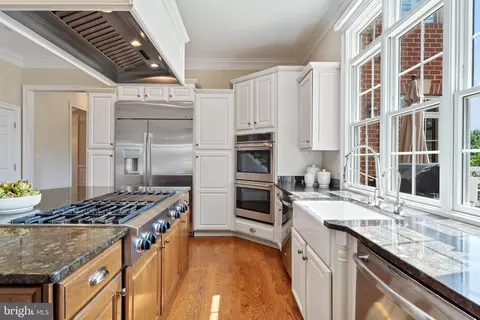 Kitchen - 15999 Hampton Rd, Hamilton, VA 20158 photo 5 of 8