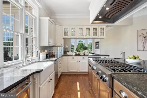 Kitchen - 15999 Hampton Rd, Hamilton, VA 20158 photo 6 of 8