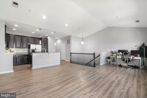 Entry Way - 42565 Burbank Ter, Sterling, VA 20166 photo 3 of 7