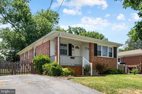 211 Catoctin Cir NE, Leesburg, VA 20176