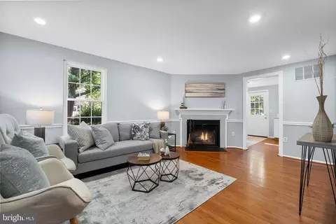 19 Dulany Ct, Sterling, VA 20165 photo 4